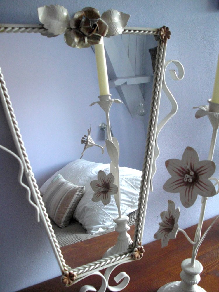 [bedroom_flowermirror_1.jpg]