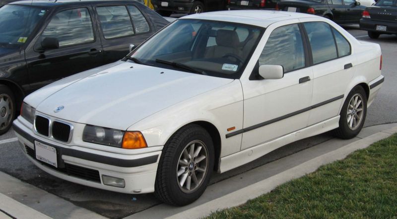 [800px-BMW-E36-sedan.jpg]