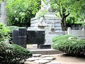 [175px-Funakoshi_memorial.jpg]