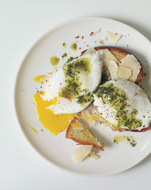 [mare_poached_eggs_and_parmesan_cheese_over_toasted_brioche_with_pistou_01_v.jpg]