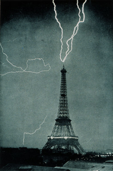 [396px-Lightning_striking_the_Eiffel_Tower_-_NOAA.jpg]