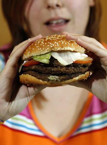 [mujer_come_hamburguesa_Burger_King.jpg]