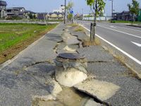 [200px-Chuetsu_earthquake-earthquake_liquefaction1.jpg]