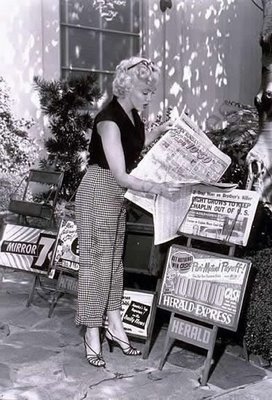 [Marilyn+reading+newspaper+at+Fox[1].jpg]