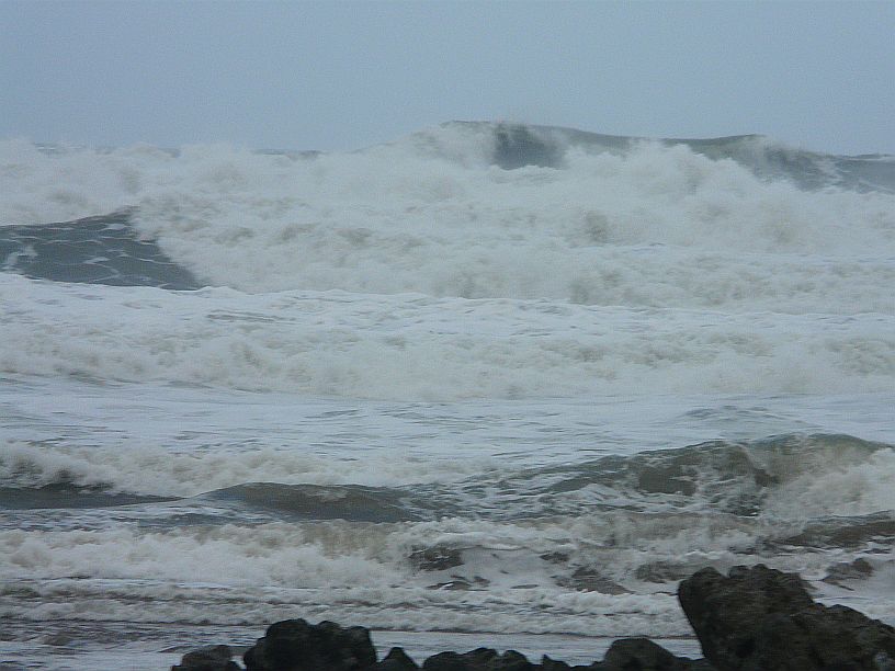 el temporal de ayer en sopelana. surf