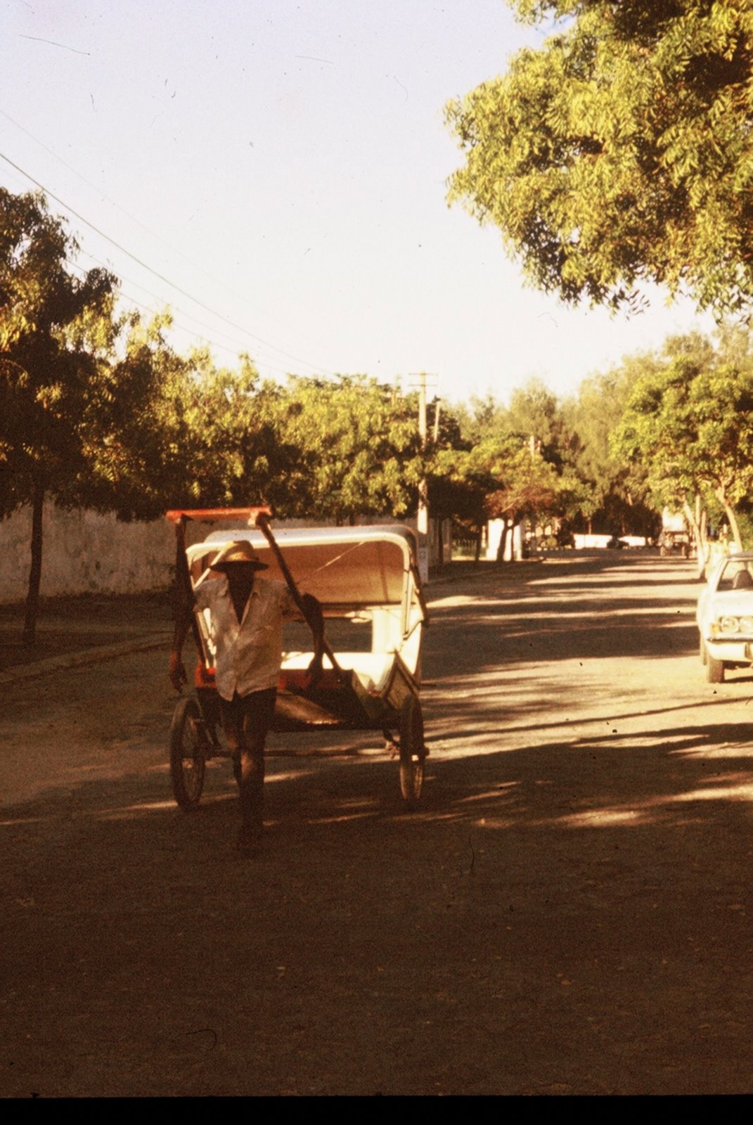 [Moz+Ilha+Mozambique+rickshaw_rev.jpg]