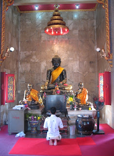 Prayers at Wat Ladthiwanaram