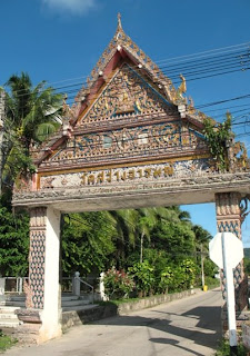 Entrance to Wat Sawang Arom
