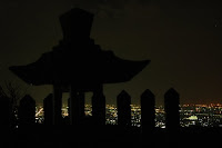 山頂神社境内の灯篭越しの夜景