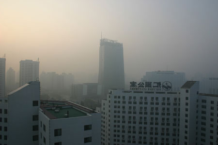 Smog hangs over Beijing