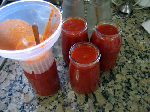 embotando los tarros de la salsa de tomate casero. momecuina