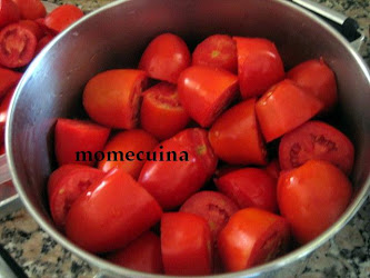 tomates cortados sin el pedúnculo , para la salsa momecuina