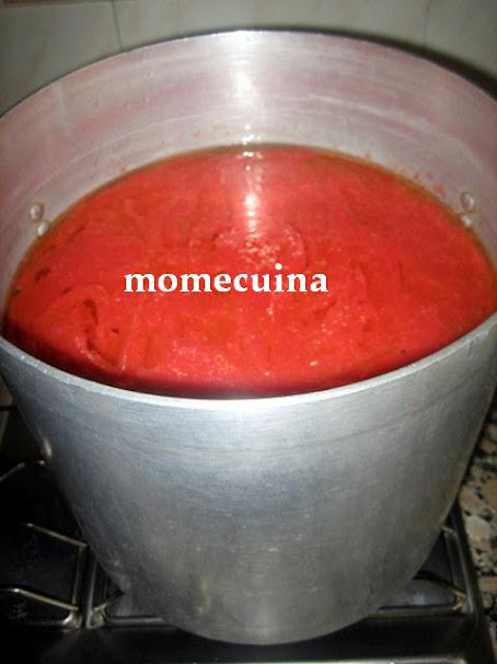 olla preparada para cocer la salsa de tomate.momecuina