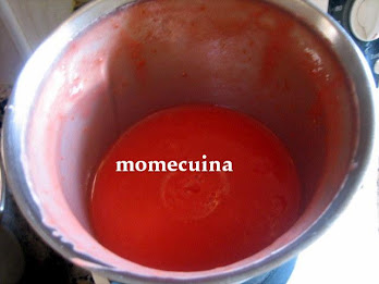 triturando el tomate en la thermomix, para hacer la salsa de tomate. momecuina