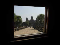 Vertaansa vailla oleva maisema: Angkorin temppelit näkyvät saunan ikkunasta!